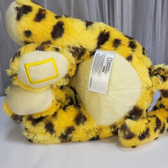 National Geographic Cheetah Spotted Momma Cat and Baby Stuffed Plush Animal Toy - Picture 9 of 14
